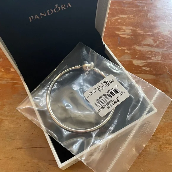 Pandora | Forever Love Bangle (Limited Edition) with box and paper bag - Picture 1 of 5